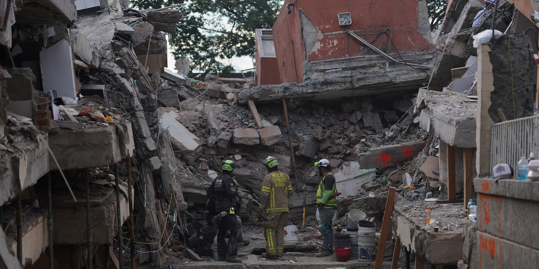 Los bomberos buscan entre los escombros tras terremoto de Colombia