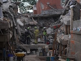 Los bomberos buscan entre los escombros tras terremoto de Colombia
