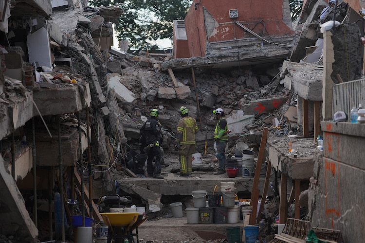 Los bomberos buscan entre los escombros tras terremoto de Colombia