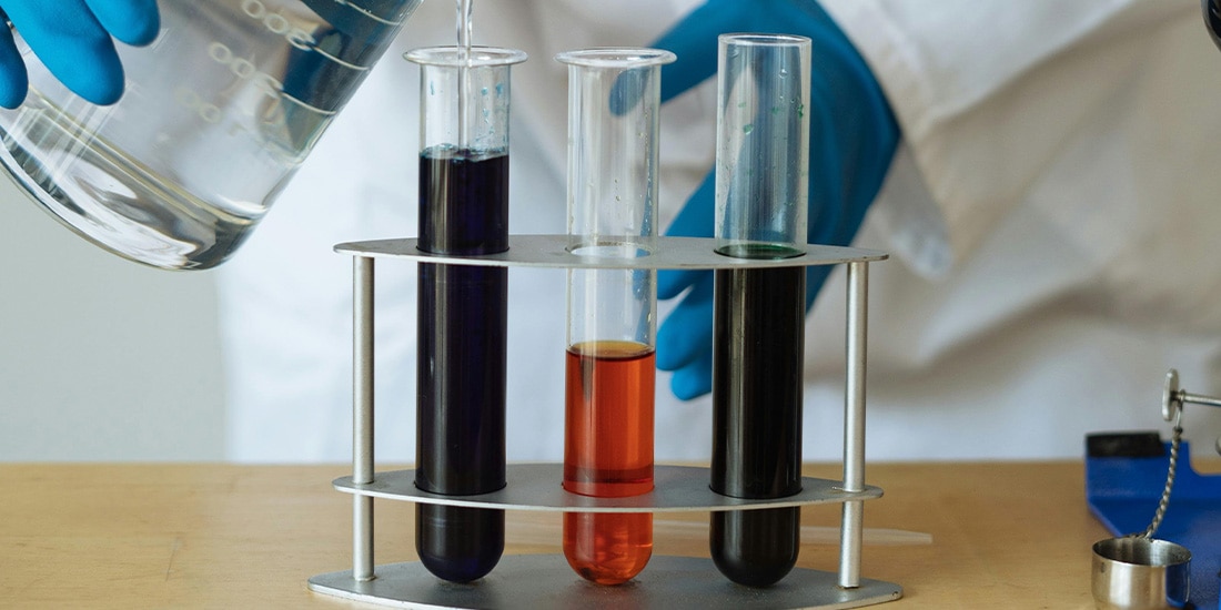 Químicos en un laboratorio siendo mezclados