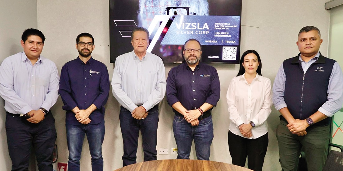 El secretario de Economía y Ejecutivos de la firma, ayer.