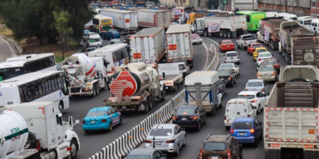 Decenas de vehículos se quedaron varados debido al bloqueo en la autopista México-Pachuca, ayer.