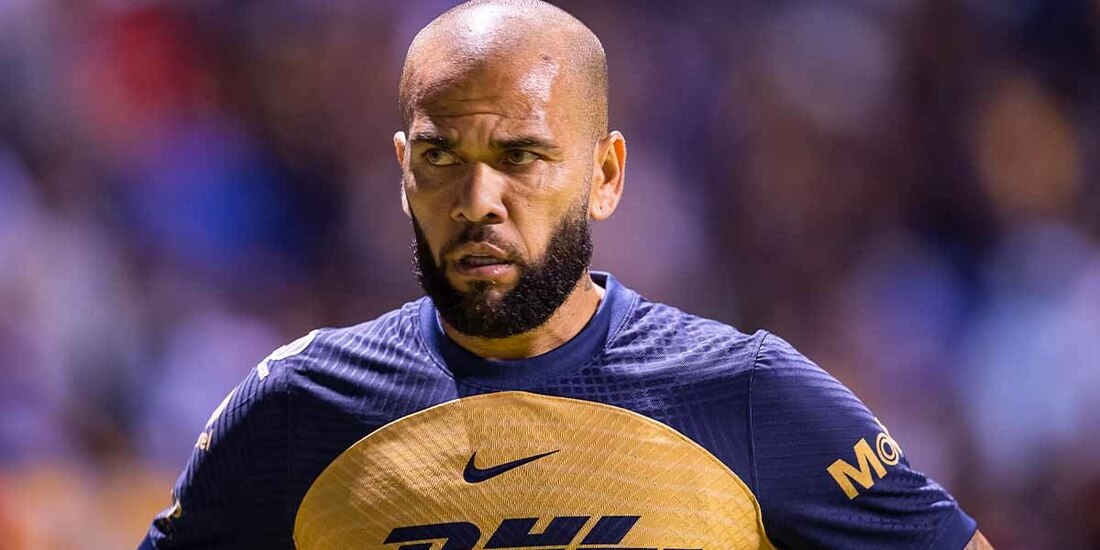 Dani Alves durante un juego de Pumas en la Liga MX.