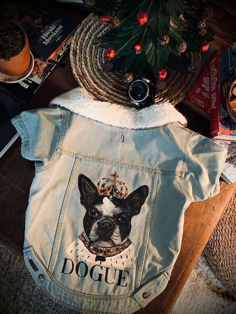 La marca también cuenta con chamarras para humanos, para quienes deseen llevar en la espalda el rostro de su mascota; Aydée las elabora en dos días.