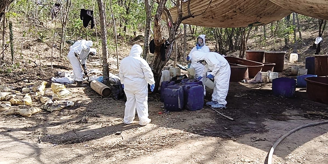 Personal de la Secretaría de Marina, ayer, en uno de los narcolaboratorios.