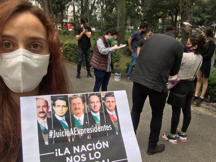 A través de redes sociales, ciudadanos comparten la labor que se realiza en parques y plazas públicas para conocer la opinión de la población ante la posibilidad de juzgar a exmandatarios federales e invitan a participar en el proceso.