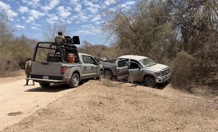 Elementos de la Semar persiguieron a camionetas pick up, pero conductores lograron escapar.