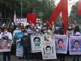 Padres de los 43 normalistas desaparecidos de Ayotzinapa en una marcha del 26 de marzo de 2022