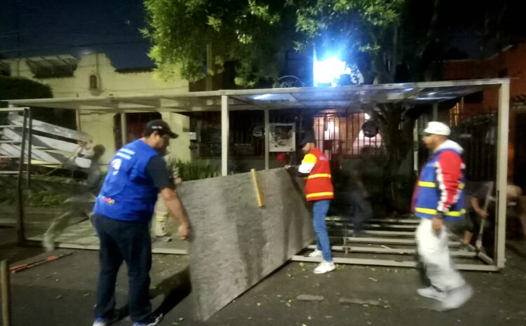 Autoridades eliminan enseres fijos en espacios no autorizados en varias colonias.