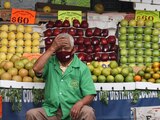 CIUDAD DE MÉXICO, 18SEPTIEMBRE2020.- Pese a la reapertura de tianguis y mercados en distintos puntos de la ciudad, estos puntos registran poca venta de producto. En imagen, vendedor de fruta se muestra desesperado al contar con gran parte de sus frutas a un par de horas de levantar su puesto ambulante.
FOTO: ROGELIO MORALES /CUARTOSCURO. COM