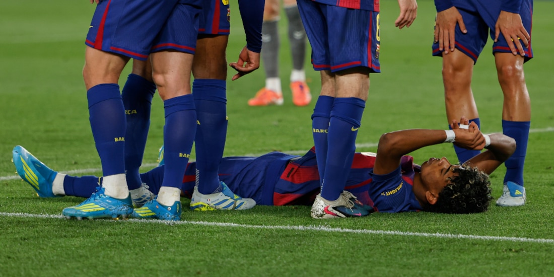 Lamine Yamal salió del partido por lesión.