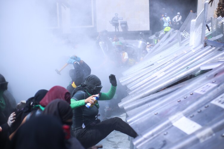 Grupos feministas enfrentaron a mujeres policías de la CDMX el pasado lunes, durante una manifestación a favor del aborto en la capital del país, donde esta práctica se encuentra permitida. Al final más de 50 uniformadas y civiles resultaron lesionadas.