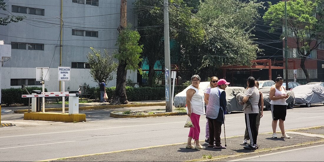 Un grupo de vecinas de Tlatelolco, en la alcaldía Cuauhtémoc, participa en el simulacro de sismo, ayer.