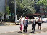 Un grupo de vecinas de Tlatelolco, en la alcaldía Cuauhtémoc, participa en el simulacro de sismo, ayer.