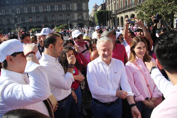 Marko Cortés (centro, izq.) y Santiago Creel (centro, der.) en la concentración.