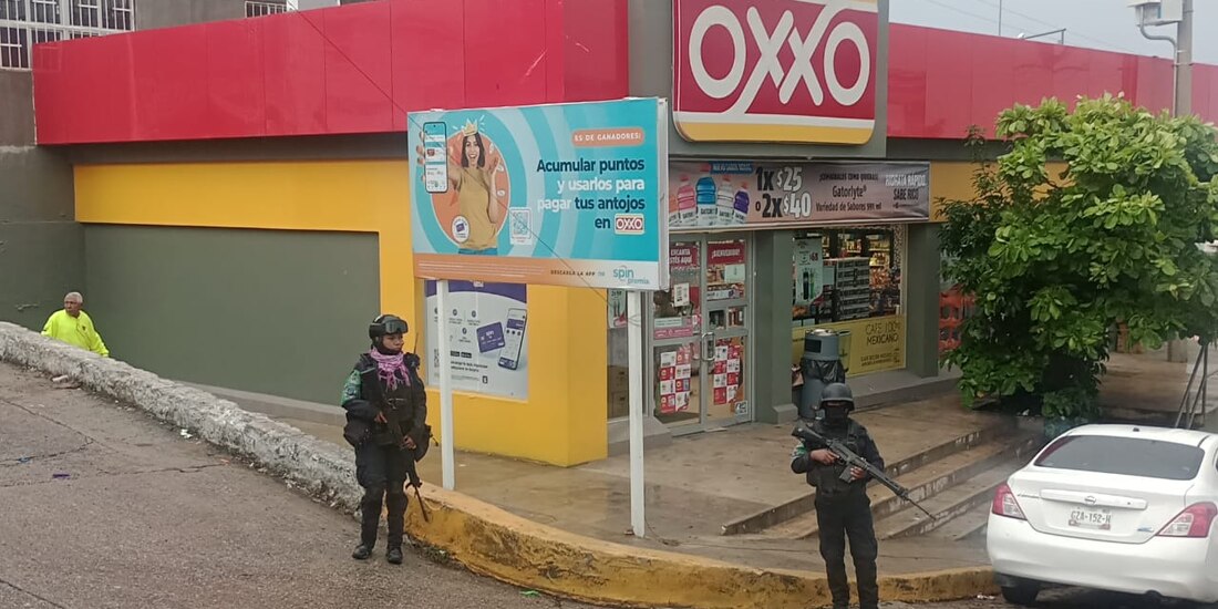 Policías estatales realizan patrullajes para prevenir actos delictivos en Acapulco.