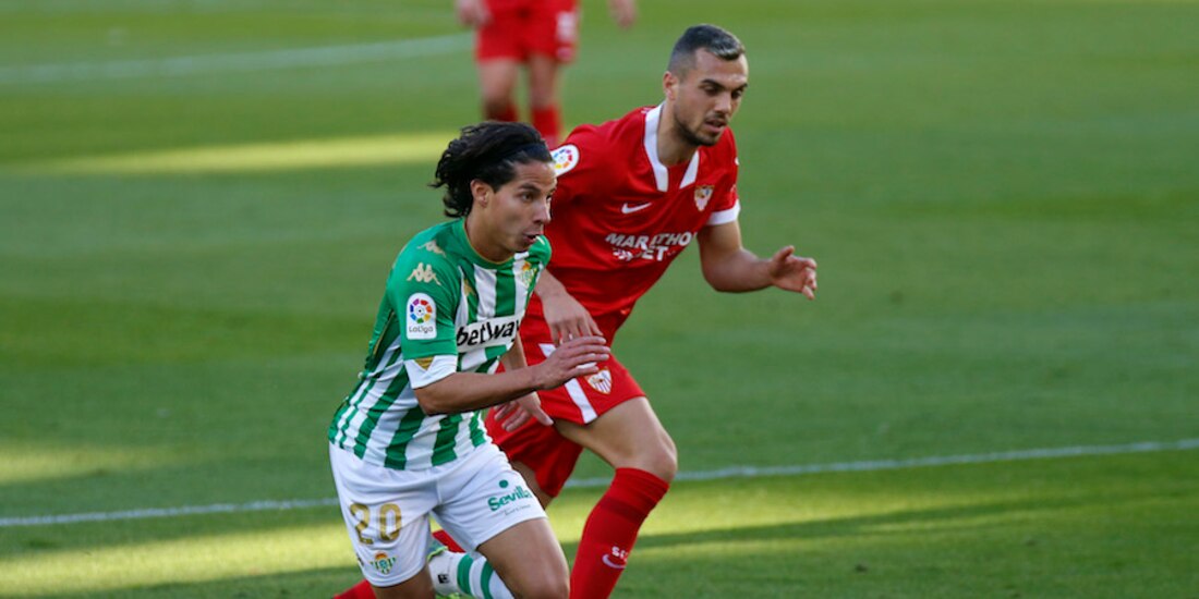 Diego Lainez disputando un partido con su equipo Betis.