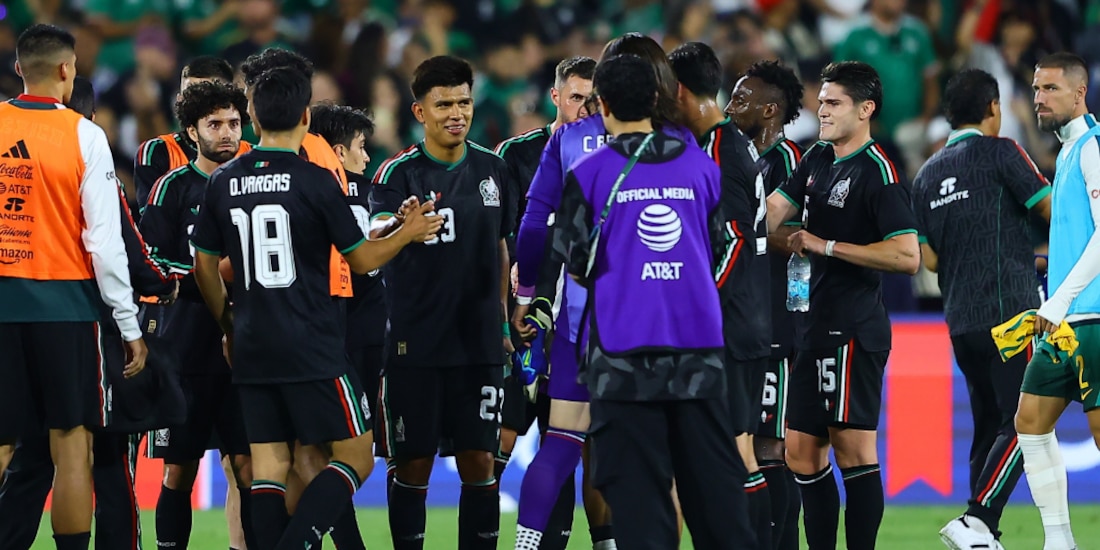 Los jugadores mexicanos después de enfrentar a Australia.