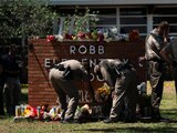 Oficiales de Policía colocan flores en honor a las víctimas asesinadas en Uvalde, ayer.
