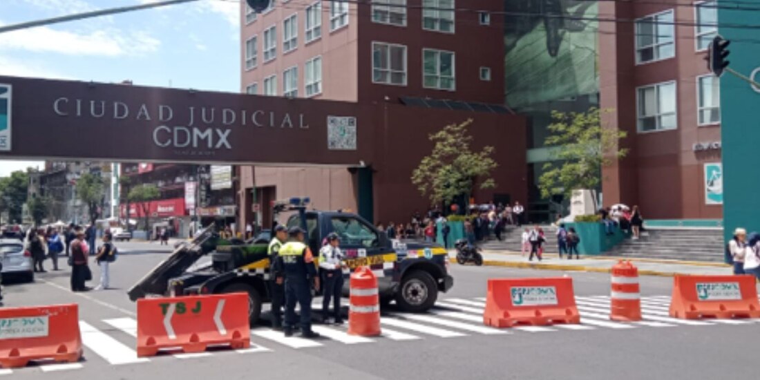 Trabajadores del Poder Judicial de CDMX realizan paro de labores y bloqueos en Ciudad Judicial y juzgados de la avenida Juárez en rechazo al aumento salarial del 3.5%.