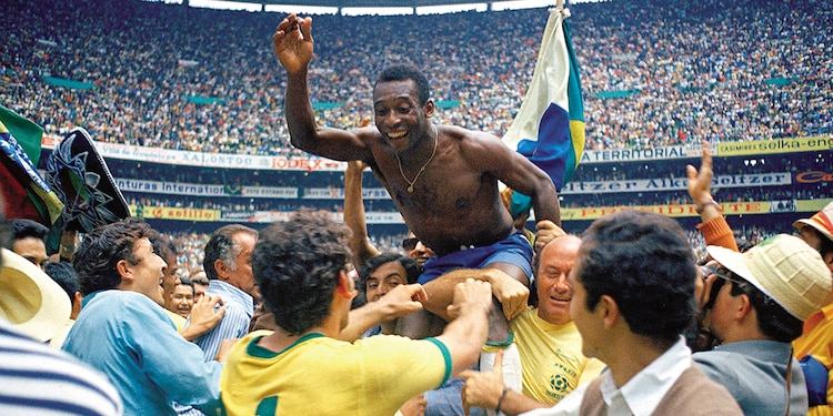 El rey Pelé en hombros celebrando la victoria de Brasil en el Mundial de 1970.