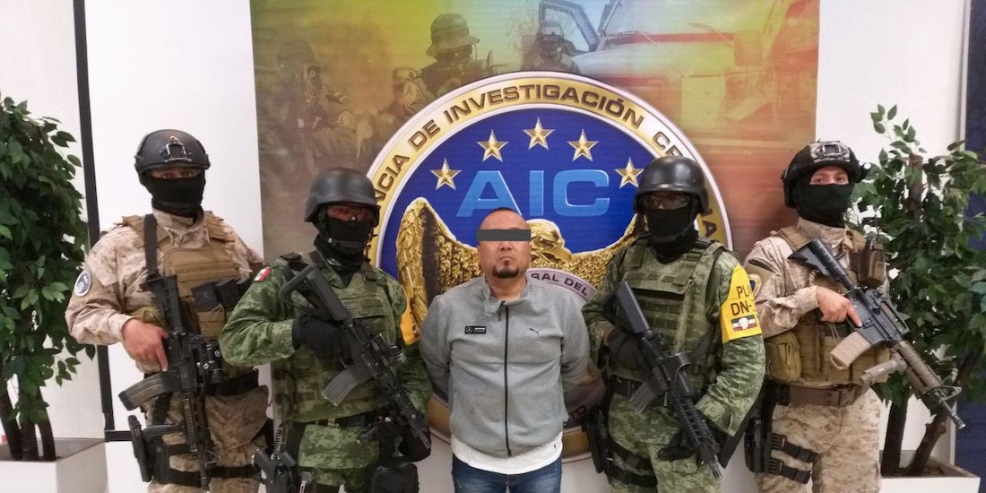 FUerzas federales y estatales presentan a El Marro, líder del Cártel de Santa Rosa de Lima, tras ser aprehendido.