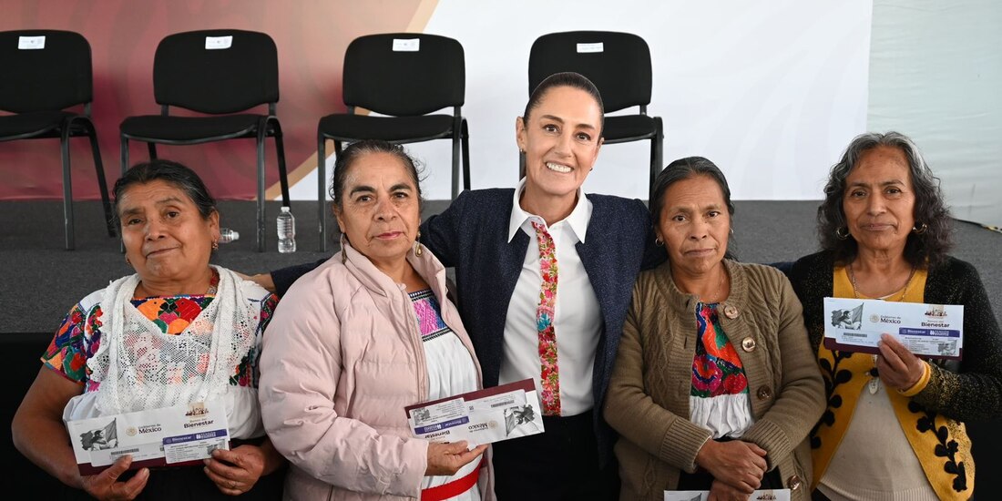 Claudia Sheinbaum entrega tarjetas del Banco del Bienestar en Huauchinango, Puebla.