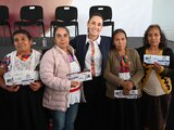 Claudia Sheinbaum entrega tarjetas del Banco del Bienestar en Huauchinango, Puebla.