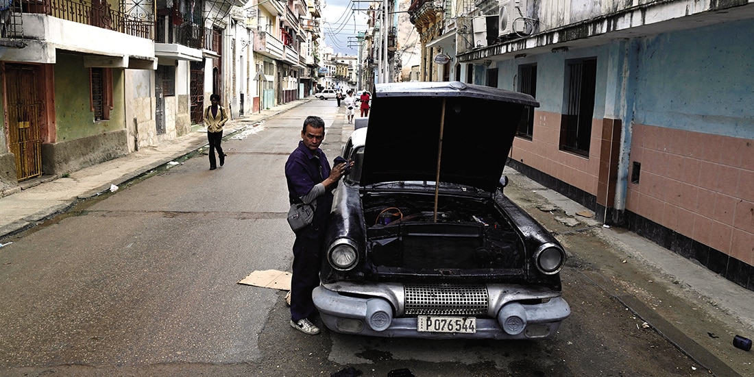 Pedro Romero, un mecánico, arregla un automóvil en la calle de La Habana, el pasado 30 de enero.