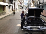 Pedro Romero, un mecánico, arregla un automóvil en la calle de La Habana, el pasado 30 de enero.