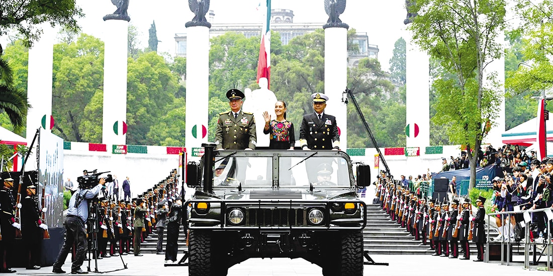 LA PRESIDENTA y los secretarios de Defensa y Marina, ayer, en el monumento a los Niños Héroes, en Chapultepec
