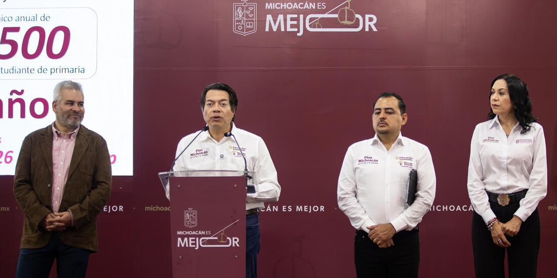 Al centro, el titular de la SEP, Mario Delgado; a la izquierda, el gobernador Alfredo Ramírez Bedolla.