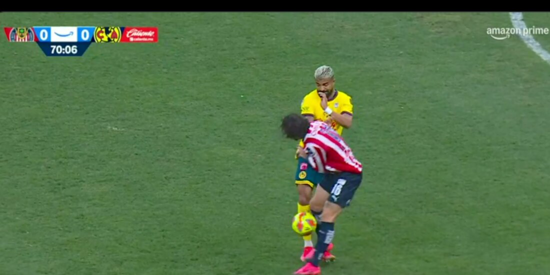 Momento exacto de la plancha de Cade Cowell sobre Rodrigo Aguirre.