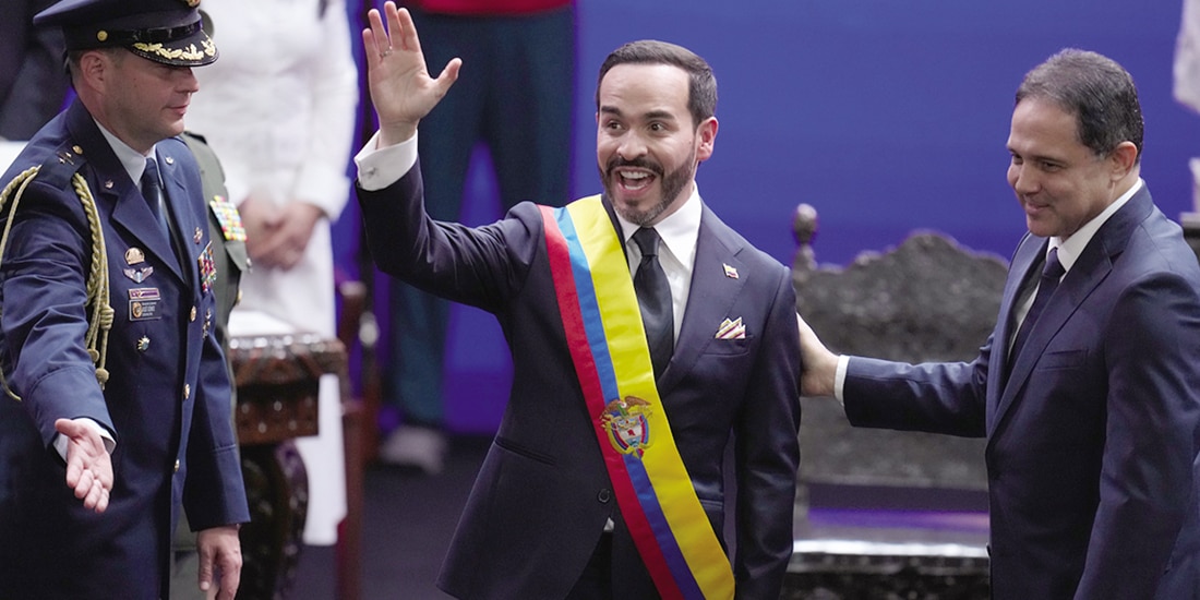 El nuevo presidente de Colombia saluda, ayer, tras recibir la banda presidencial del titular del Senado.