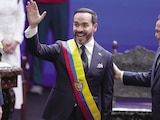 El nuevo presidente de Colombia saluda, ayer, tras recibir la banda presidencial del titular del Senado.