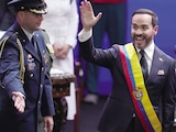El nuevo presidente de Colombia saluda, ayer, tras recibir la banda presidencial del titular del Senado.