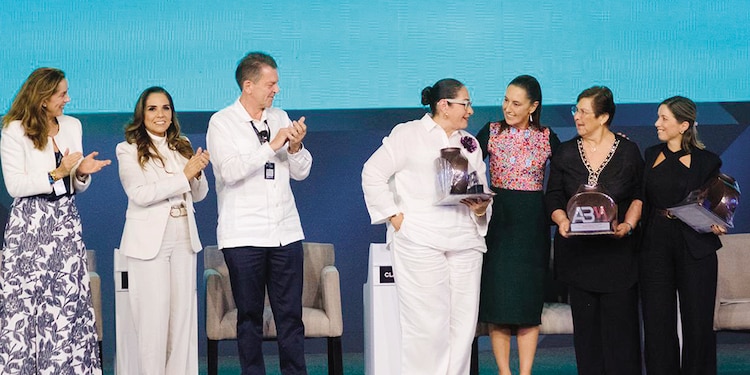 La presidenta Claudia Sheinbaum entregó ayer reconocimientos a mujeres destacadas; le acompañaron Regina García Cuéllar, directora general de la ABM (izq.); Mara Lezama Espinosa, gobernadora de Quintana Roo, y Emilio Romano Mussali, presidente de la ABM.