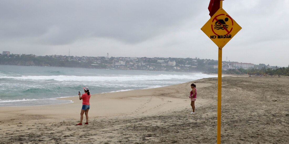 Playas en el Pacífico mexicano lucen vacías ante el huracán "Erick".