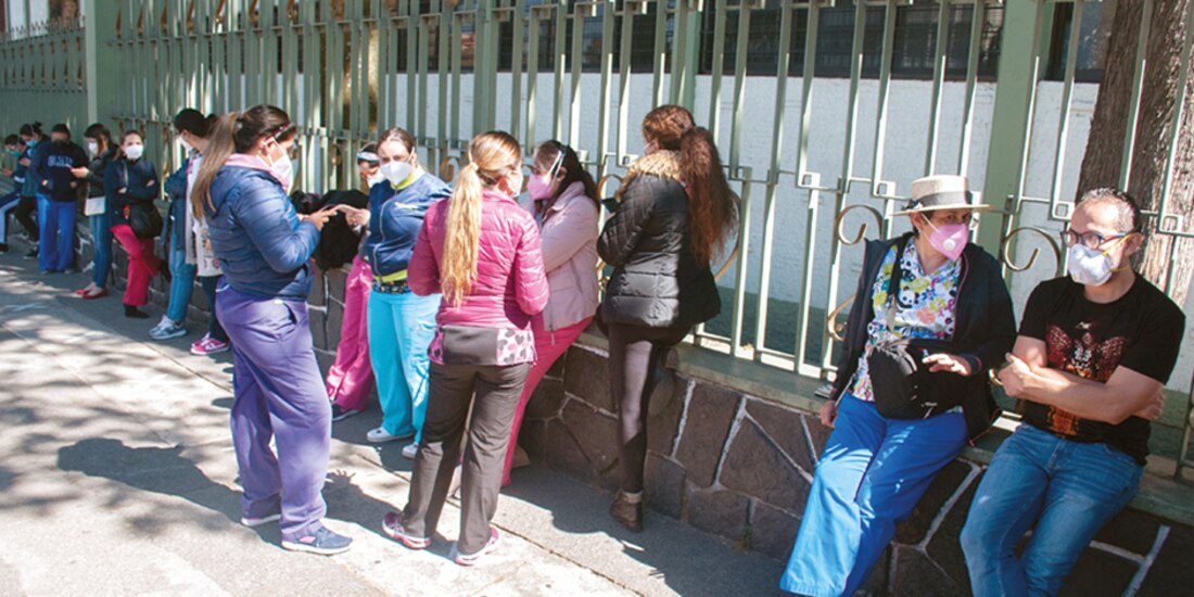 Personal sanitario aguarda en la Unidad Militar para aplicarse el biológico, ayer.