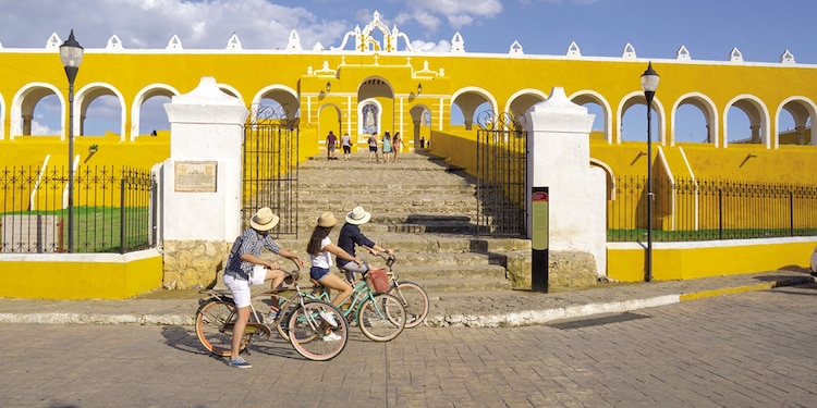 Izamal, ciudad colonial que se erigió sobre vestigios.