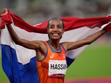 Sifan Hassan celebra su victoria en los 5,000m femenil de atletismo en Tokio 2020.