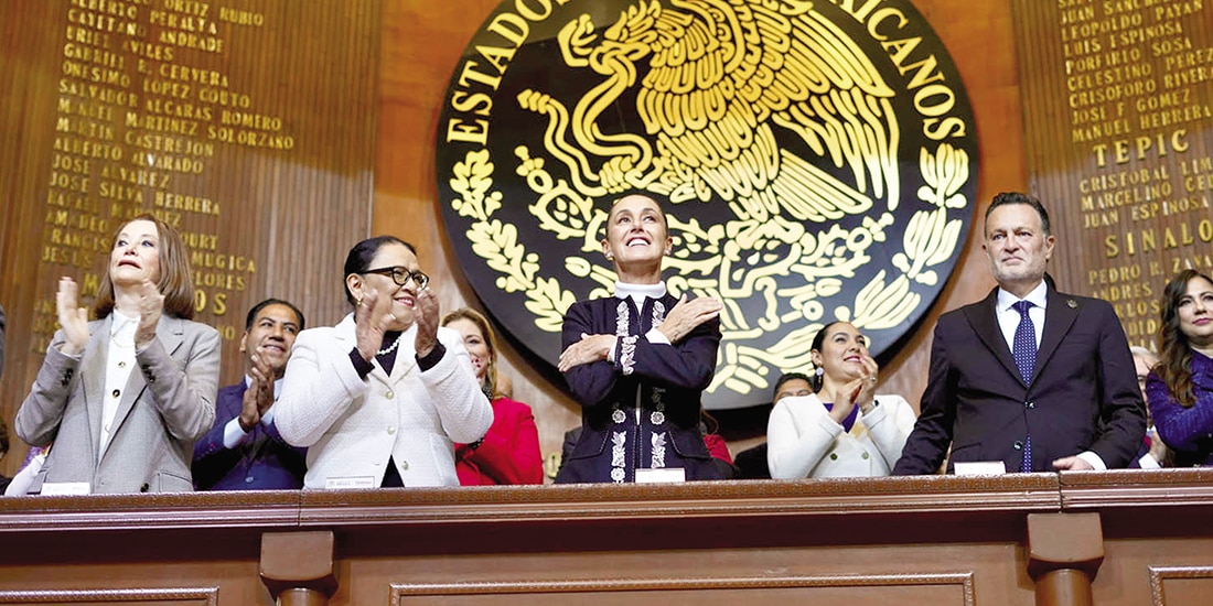 Sheinbaum saluda a los asistentes al evento en el Teatro de la República, ayer.