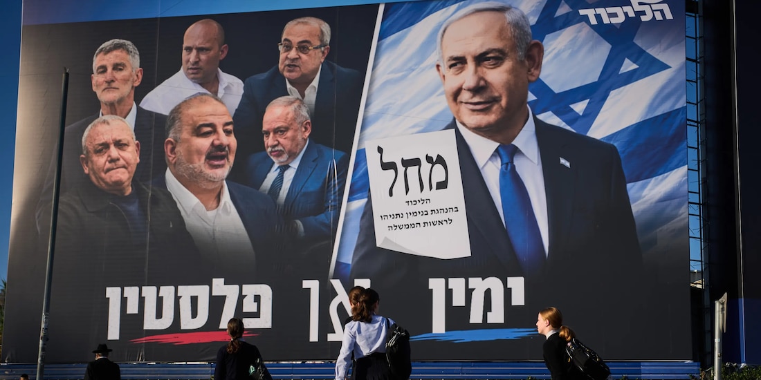 Un cartel de campaña del partido Likud que muestra al primer ministro de Israel, Benjamin Netanyahu, junto a líderes de partidos de oposición, el domingo 18 de octubre de 2026.
