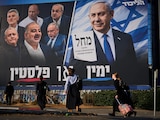 Un cartel de campaña del partido Likud que muestra al primer ministro de Israel, Benjamin Netanyahu, junto a líderes de partidos de oposición, el domingo 18 de octubre de 2026.