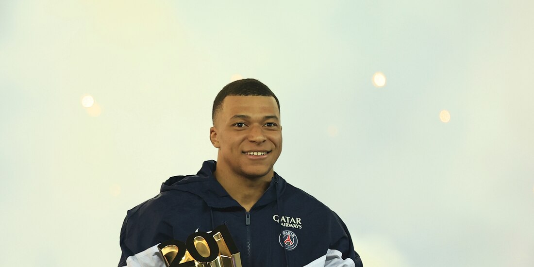 Kylian Mbappé recibió un reconocimiento por llegar a 201 anotaciones con el PSG, cifra con la que ya es el máximo goleador en la historia del equipo.