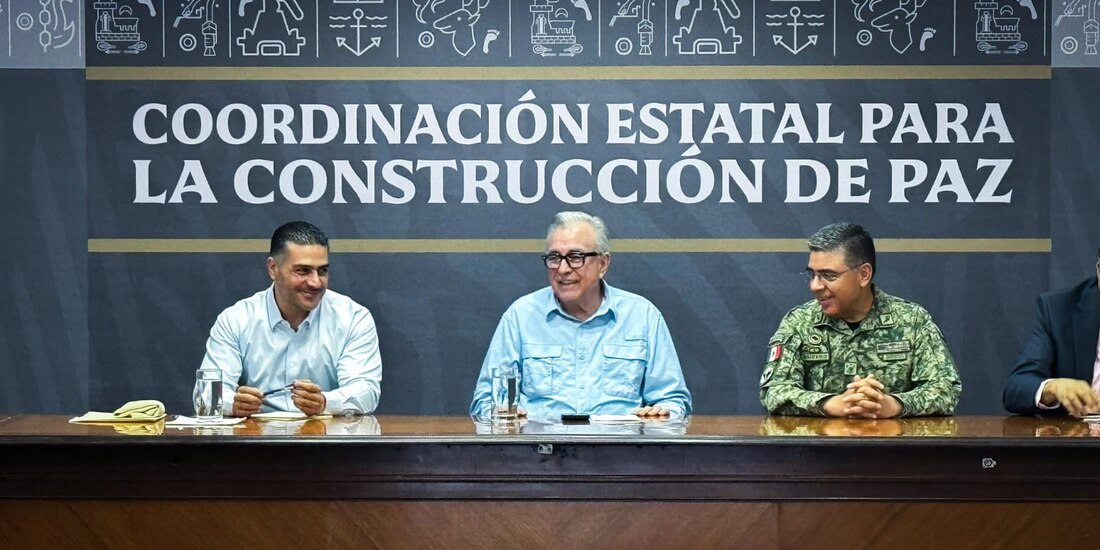 Omar García Harfuch, titular de la SSPC, y Rubén Rocha, gobernador de Sinaloa, durante la reunión de la Mesa de Coordinación de Paz, el sábado.