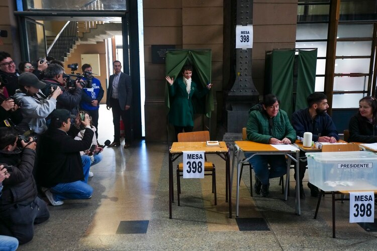 La precandidata presidencial chilena Carolina Tohá ha sido percibida como la favorita, pero Jeannette Jara la ha superado.