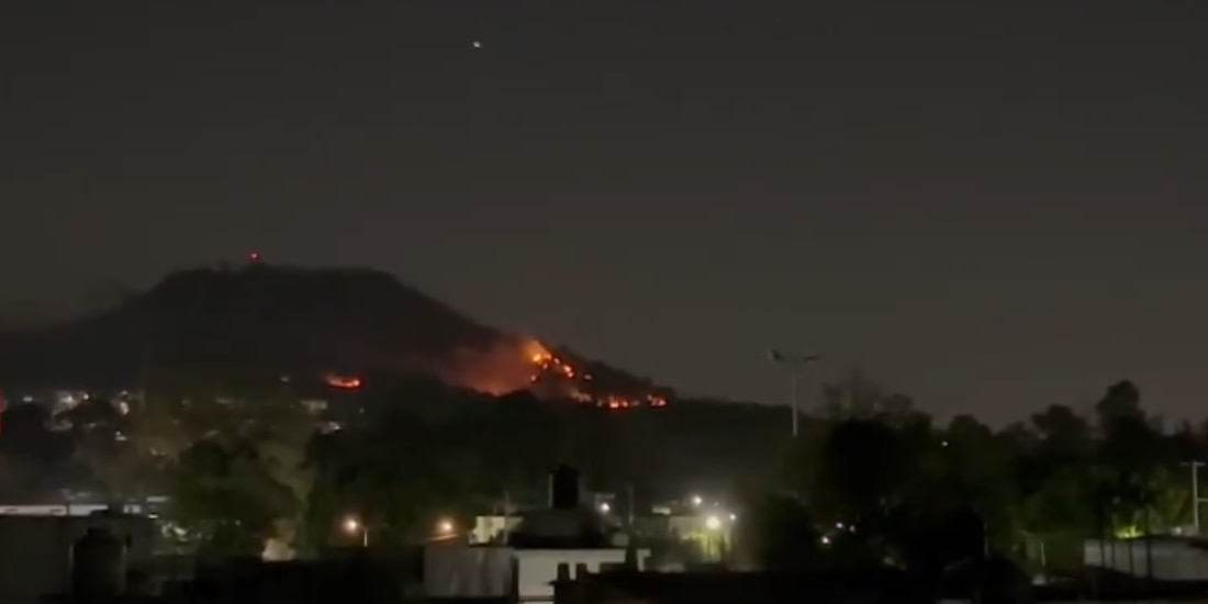 Servicios de emergencia laboran para sofocar incendio en el Cerro de la Estrella.