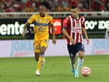 Luis Quiñones de Tigres y Roberto Alvarado de Chivas durante el partido pendiente de Jornada 9 del Apertura 2022 de la Liga MX.