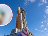 SLS (Sistema de Lanzamiento Espacial) y la nave espacial Orion de la NASA saliendo del Edificio de Ensamblaje de Vehículos en el Centro Espacial Kennedy de la NASA